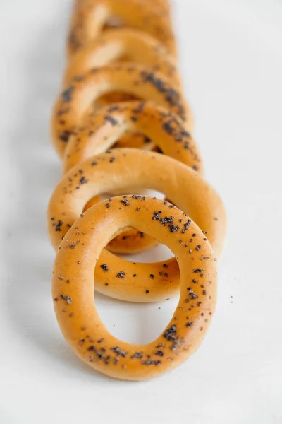 Getrocknete Bagels Mit Mohn Auf Weißem Hintergrund — Stockfoto