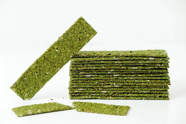 Krokante Chips Met Kelp Spirulina Een Witte Achtergrond — Stockfoto