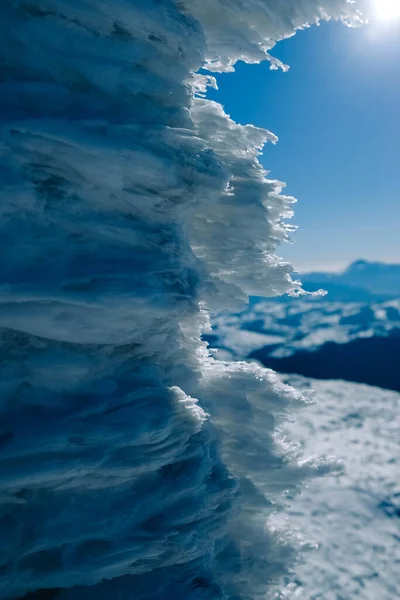 蓝天背景下的白雪覆盖的高山 — 图库照片