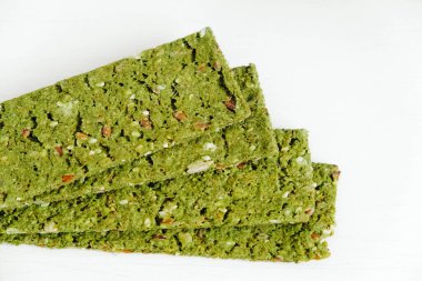 Beyaz arka planda yosunlu çıtır cipsler ve spirulina..