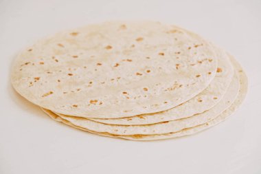 Beyaz tahta bir arka planda ince pide ekmeği.