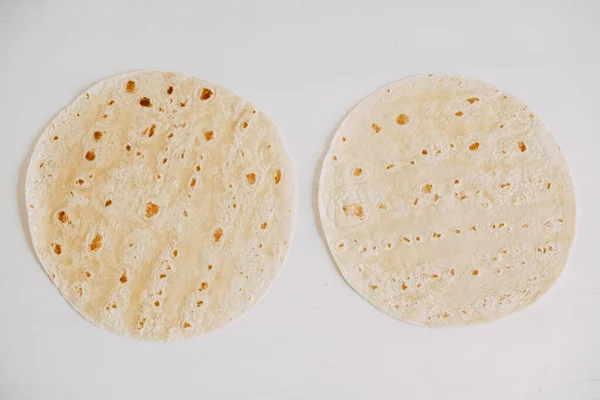 Beyaz Tahta Bir Arka Planda Ince Pide Ekmeği — Stok fotoğraf