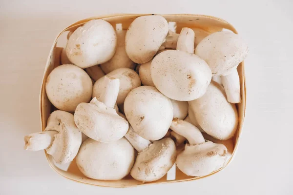 Champignon Dans Panier Osier Sur Fond Blanc — Photo