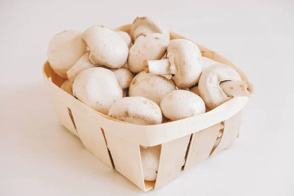 Champignon Dans Panier Osier Sur Fond Blanc — Photo