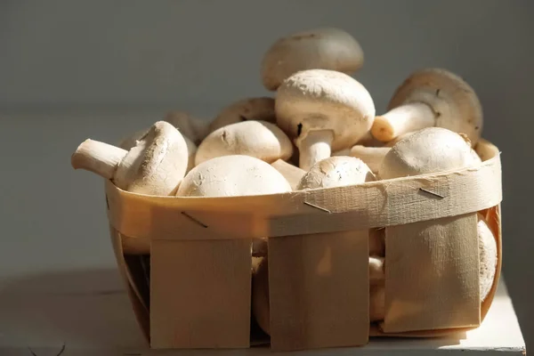 Cogumelos Champignon Uma Cesta Vime Fundo Branco — Fotografia de Stock