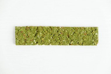 Beyaz arka planda yosun ve spirulina ile çıtır çıtır.