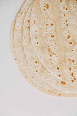 Beyaz tahta bir arka planda ince pide ekmeği.