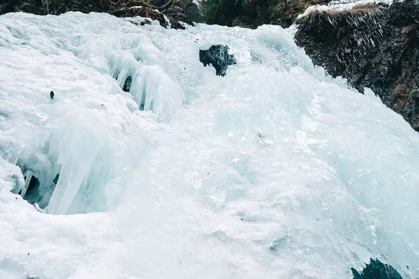 凍った水と雪の冬の滝 — ストック写真
