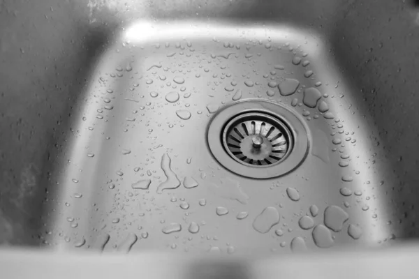 Νερό Σταγόνες Ένα Μεταλλικό Νεροχύτη Ανοξείδωτο Χάλυβα Κουζίνα Νεροχύτη Τρύπα — Φωτογραφία Αρχείου