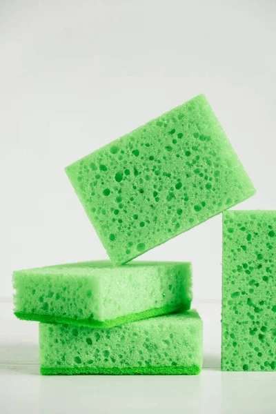 Groene Sponzen Voor Reiniging Een Witte Achtergrond — Stockfoto