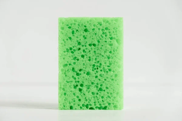 Grüner Schwamm Zum Reinigen Auf Weißem Hintergrund — Stockfoto