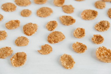 Beyaz arka planda gevrek sağlıklı mısır gevreği..