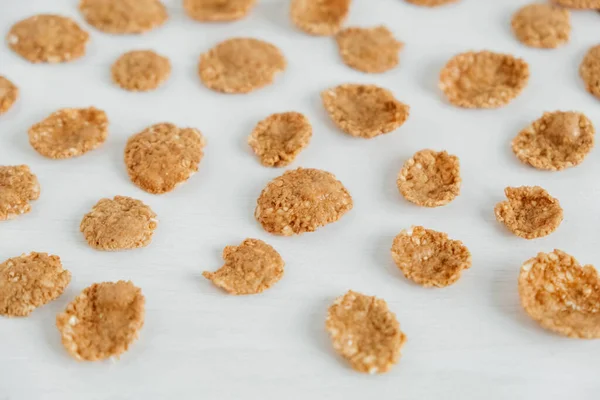 Beyaz arka planda gevrek sağlıklı mısır gevreği..