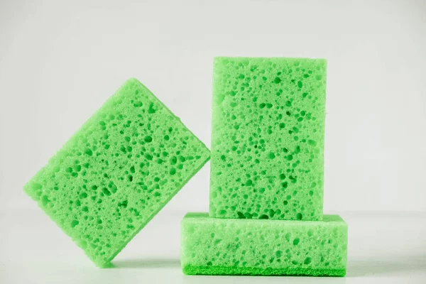 Groene Sponzen Voor Reiniging Een Witte Achtergrond — Stockfoto