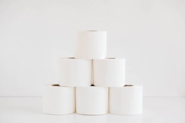 Beyaz arka planda beyaz tuvalet kağıdı ruloları