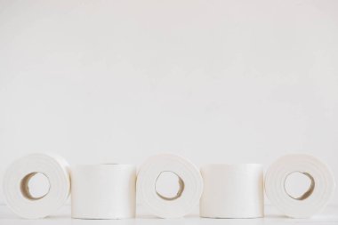 Beyaz arka planda beyaz tuvalet kağıdı ruloları