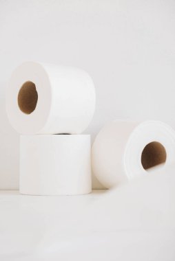 Beyaz arka planda beyaz tuvalet kağıdı ruloları