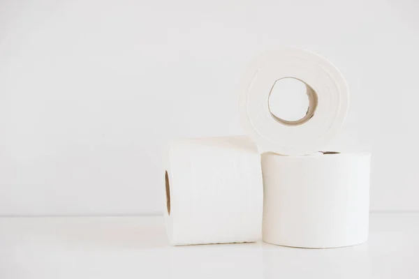 Rotoli di carta igienica bianca su sfondo bianco — Foto Stock