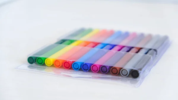 Stylos Feutre Multicolores Dans Emballage Transparent Sur Fond Blanc — Photo