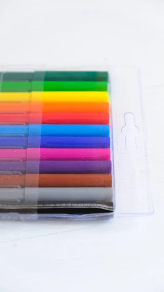 Цветные Фломастеры Прозрачной Упаковке Белом Фоне — стоковое фото
