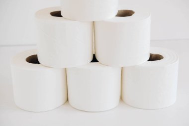 Beyaz arka planda beyaz tuvalet kağıdı ruloları