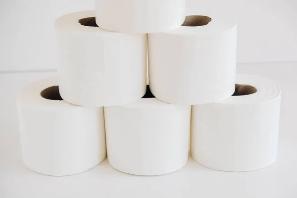Rolos de papel higiênico branco sobre um fundo branco — Fotografia de Stock