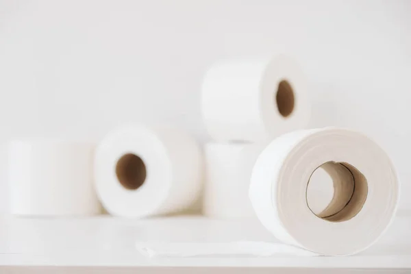 Beyaz arka planda beyaz tuvalet kağıdı ruloları — Stok fotoğraf