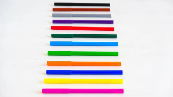 Canetas multicoloridas de feltro sobre um fundo branco — Fotografia de Stock