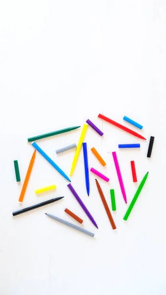 Stilouri injectoare multicolore cu vârf pe un fundal alb — Fotografie, imagine de stoc