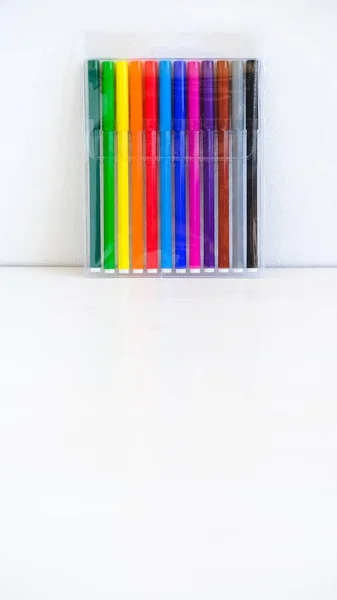 Stylos feutre multicolores dans un emballage transparent sur fond blanc — Photo