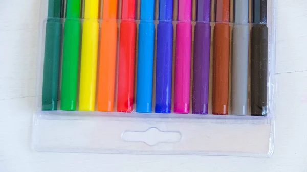 Stylos feutre multicolores dans un emballage transparent sur fond blanc — Photo