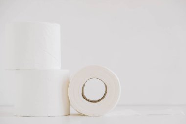 Beyaz arka planda beyaz tuvalet kağıdı ruloları.