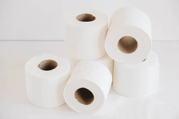 Beyaz Arka Planda Beyaz Tuvalet Kağıdı Ruloları — Stok fotoğraf