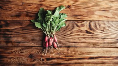 Tahta kırsal arka planda taze turplar sebze hasadı..