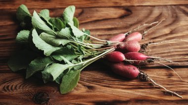 Tahta kırsal arka planda taze turplar sebze hasadı..