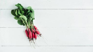 Beyaz ahşap arka planda taze turplar..