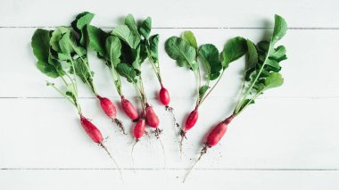 Beyaz ahşap arka planda taze turplar..