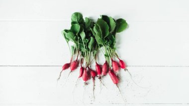 Beyaz ahşap arka planda taze turplar..