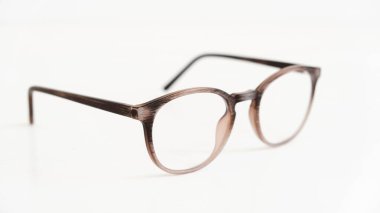 Beyaz zemin üzerinde yuvarlak optik gözlük.