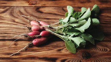 Tahta kırsal arka planda taze turplar sebze hasadı..