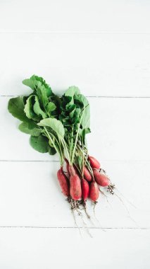 Beyaz ahşap arka planda taze turplar..