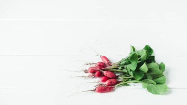 Beyaz ahşap arka planda taze turplar..