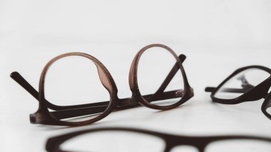 Beyaz arkaplanda farklı şekillerde optik gözlük.