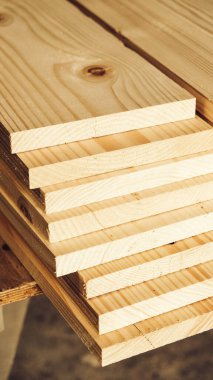 Ahşap endüstrisinde doğal ahşaptan yapılmış ahşap döşeme tahtaları..