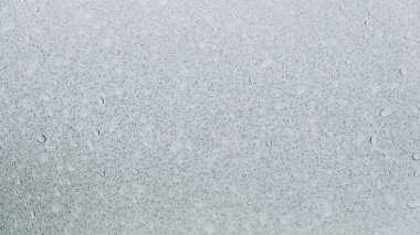 Cam zemin üzerinde şeffaf su damlacıkları.