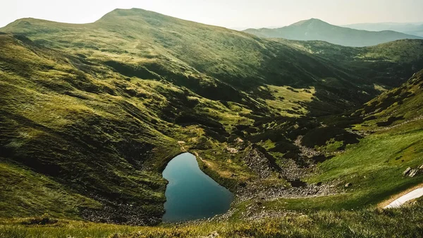 Carpathian Lake Brebeneskul Rocky Terrain Attractive Place Tourism Background Green Rechtenvrije Stockafbeeldingen