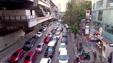 Bangkok THAILAND-03 Şubat 2022: Bangkok Platformu Chong Nonsi Skywalk ve Bangkok THAILAND-03 Şubat 2022.