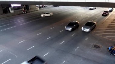 Bangkok THAILAND-03 Şubat 2022 Sathorn-Narathiwat Kavşağı Akşam saatlerinde bu kavşağın trafiği. Bangkok 'un ana ticaret bölgesi, şehirde bir kavşak..