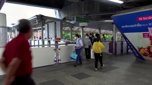 Bangkok Thailand Februar 2022 Büroangestellte Verlassen Ihre Arbeit Und Gehen — Stockvideo