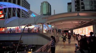Bangkok THAILAND-03 Şubat 2022: Bangkok Platformu Chong Nonsi Skywalk ve Bangkok THAILAND-03 Şubat 2022.